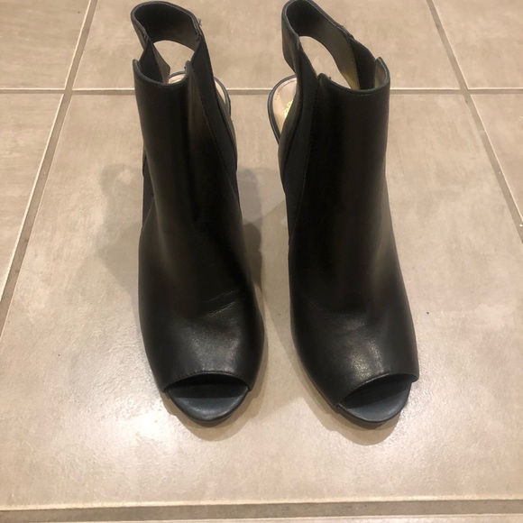 Vince Camuto blk open toe, open heel booties 9M - Picture 2 of 4